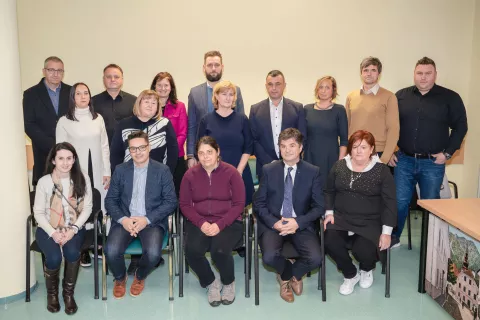 Novoizvoljeni občinski svetniki z novo županjo Henriko Zupan (stoji v sredini) / Foto: Nik Bertoncelj