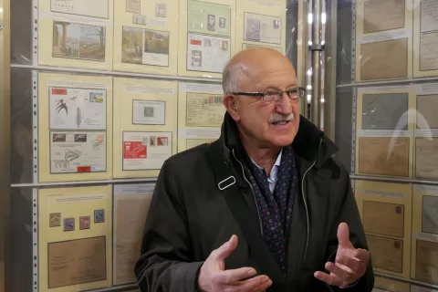 Filatelsitično razstavo je predstavil mag. Srečko Beričič. / Foto: David Zalar, Mkk