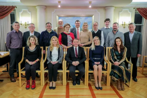 ustanovna seja občina Mengeš 2022 skupna fotografija / Foto: Tina Dokl