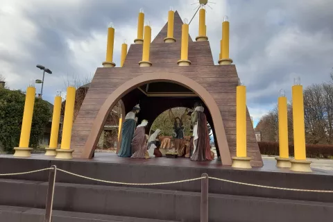 Šest metrov visoka replika Plečnikovih jaslic na trgu pred baziliko na Brezjah / Foto: Jože Košnjek