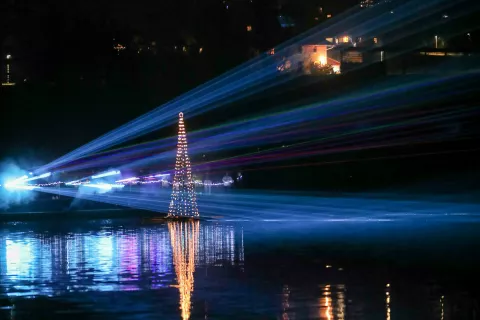 Tokrat drevesca niso potopili, temveč so ga osvetlili, dogodek pa je pospremil &scaron;e laserski &scaron;ov. / Foto: Tina Dokl