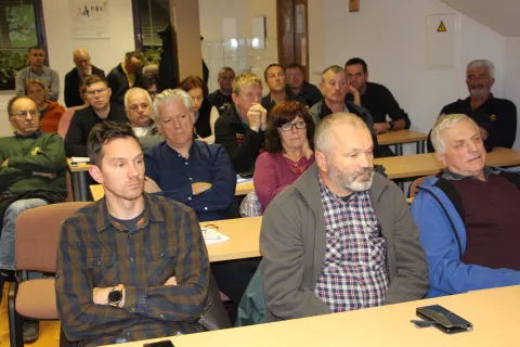 Del udeležencev razprave o ekološkem čebelarstvu / Foto: Cveto Zaplotnik