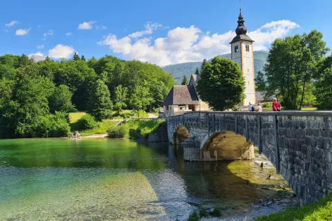 Bohinj izkazuje edinstveno naravno in kulturno bogastvo ter zavezanost trajnostnemu razvoju v vseh treh stebrih trajnosti &ndash; okoljskem, družbenem in gospodarskem, poudarjajo na gospodarskem ministrstvu.