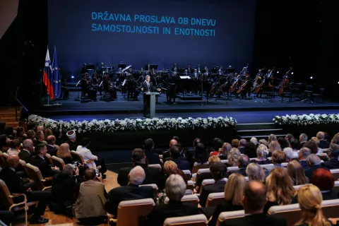 Slavnostni govornik na državni proslavi ob dnevu samostojnosti in enotnosti je bil predsednik vlade Robert Golob. / Foto: Arhiv Vlade (nebojsa Tejić/sta)