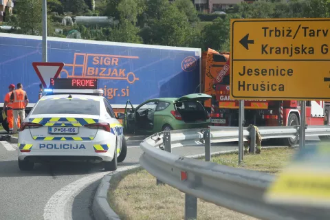 prometna nesreča Hrušica gneča na cesti uvoz na avtocesto križišče policija gasilci / Foto: Gorazd Kavčič