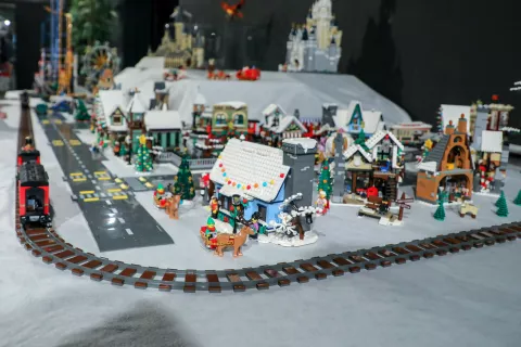 Razstavo so obogatili tudi z Božičkovo vasjo. / Foto: Tina Dokl