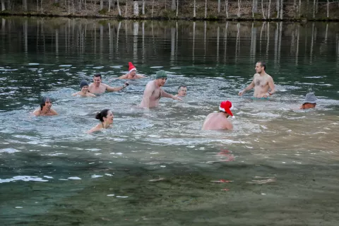 skok v Planšarko jezero tradicionalni občina Jezersko 2022 / Foto: Tina Dokl