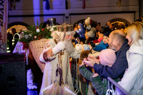 Sprevod dedka Mraza v Kranju / Foto: Primož Pičulin