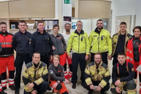 Kranjski policisti, gasilci in re&scaron;evalci nujne medicinske pomoči so si na silvestrsko noč / Foto: Arih Andreja Robleka
