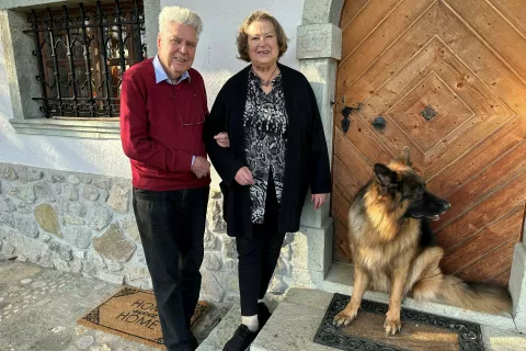 Dunajčana Helga in Horst Zesch ter kuža Rico pred njuno hi&scaron;o na Bledu / Foto: Ma&scaron;a Likosar