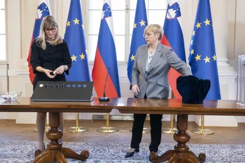 Ljubljana, predsedniska palaca.<br>Predsednica republike Natasa Pirc Musar je v skladu s tretjim odstavkom 23. clena novele zakona o RTV Slovenija opravila javni zreb o trajanju mandatov clanov Sveta RTV Slovenija. / Foto: Bor Slana/sta