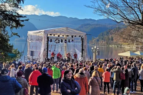 Prifarski muzikanti na novega leta dan prvi januar zimska pravljica Bled 2023 / Foto: Tina Dokl