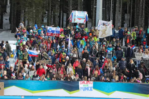 Na Pokljuki se je že včeraj zbralo veliko navijačev, še posebej otrok, ki so uživali v sončnem dnevu in biatlonski tekmi. / Foto: Tina Dokl