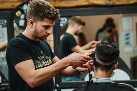 V 24-urnem dobrodelnem brivskem maratonu so poskrbeli za urejen videz 95 mo&scaron;kih glav. / Foto: Tevž Smolnikar