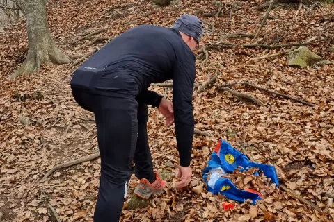 Za začetek lahko poberemo smeti ki jih srečamo med rekreacijo. Fotografija je simbolična / Foto: Grega Flajnik