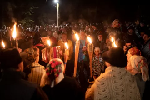 V družbi kolednikov Folklorne skupine DU Naklo / Foto: Primož Pičulin