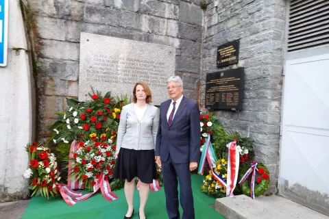 Avstrijska veleposlanica v Sloveniji mag. Elisabeth Ellison Kramer in koroški deželni glavar dr. Peter Kaiser v soboto pred spominskimi ploščami na avstrijski strani vhoda v ljubeljski predor. / Foto: Jože Košnjek