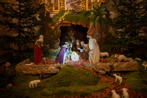 Obnovljene jaslice v cerkvi sv. Mihaela v Zgornjih Dupljah / Foto: Primož Pičulin