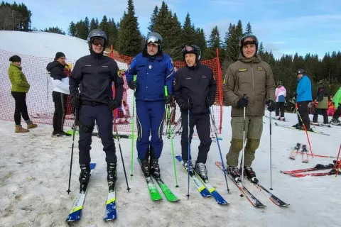Hrva&scaron;ka policista bosta do 16. januarja pomagala slovenskim kolegom pri zagotavljanju varnosti na treh slovenskih smuči&scaron;čih. / Foto: Policija