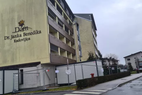 Prenova še zadnjega neobnovljenega dela Doma dr. Janka Benedika se je začela ta teden, končana pa bo, če bo šlo vse po načrtih, do poletja. / Foto: 