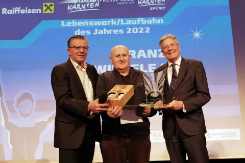 Franc Wiegele starejši (v sredini) v družbi svojega nekdanjega varovanca in kasnejšega olimpijskega zmagovalca dr. Karla Schnabla in koroškega deželnega glavarja dr. Petra Kaiserja. / Foto: Nedelja Celovec/oskar Höher