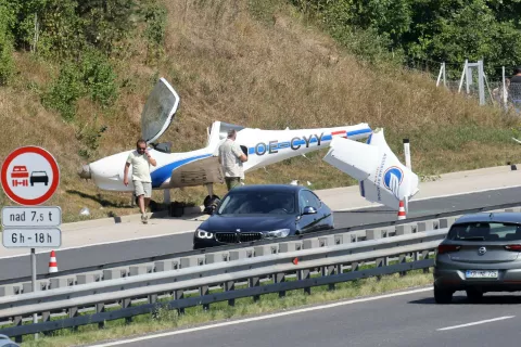 letalo pristalo na avtocesti AC izvoz Brezje materialna škoda avion / Foto: Gorazd Kavčič