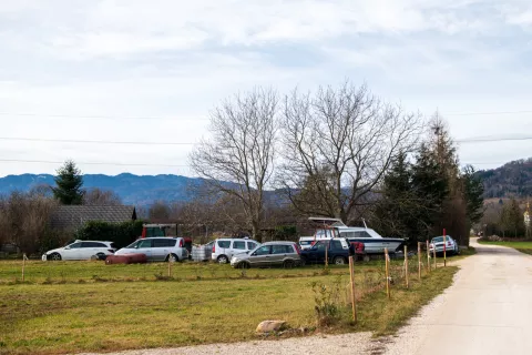 Žirovni&scaron;ki občani opozarjajo na problem čezmernega kopičenja odsluženih vozil. / Foto: Primož Pičulin