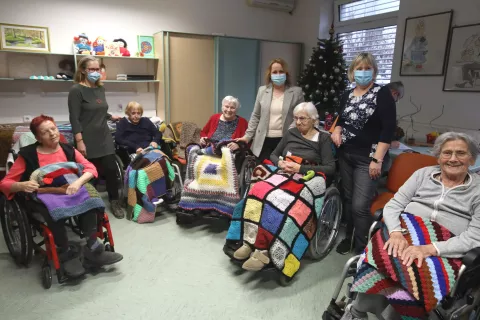 Stanovalci doma z direktorico Nadjo Gantar (v sredini) so bili nad odejami navdu&scaron;eni, pri predaji pa sta bili tudi kvačkarici Nata&scaron;a Pehadžič (levo) in Irena Zaletelj. / Foto: Gorazd Kavčič