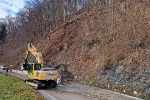 Zemeljski plaz na cesti proti mejnemu prehodu Ljubelj / Foto: Občina Tržič