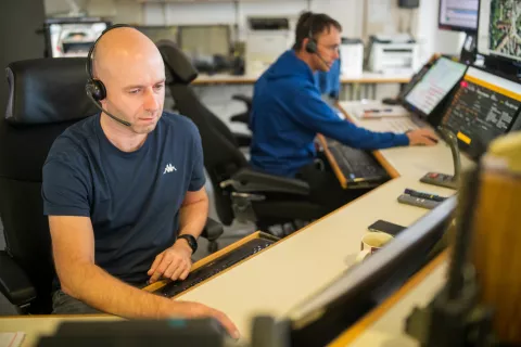 Vodja Regijskega centra za obve&scaron;čanje Kranj Matej Kodrič, za njim eden od operaterjev Gregor Oblak / Foto: Primož Pičulin