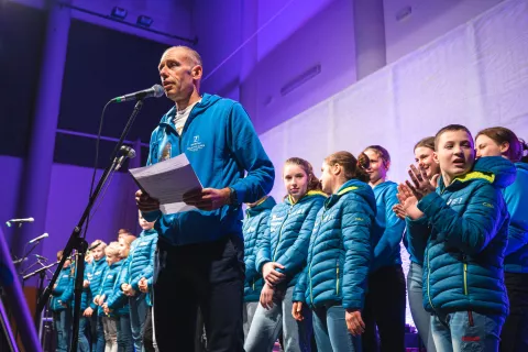 Tomaž Žemva, predsednik sekcije za tek in biatlon v Športnem društvu Gorje, je predstavil, s čim vse se še ukvarjajo mladi športniki. / Foto: Nik Bertoncelj