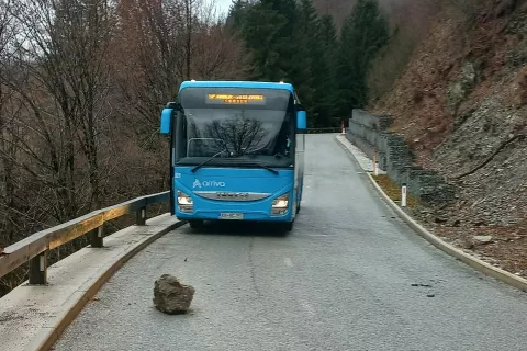 Pred kratkim je skala priletela pred avtobus, ki je bil na poti iz Sorice v Železnike. / Foto: Gregor Gasser