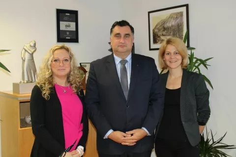 Sabina Mulalić (levo) in Tina Repovž (desno), v sredini župan Peter Bohinec. / Foto: Arhiv Občine Jesenice