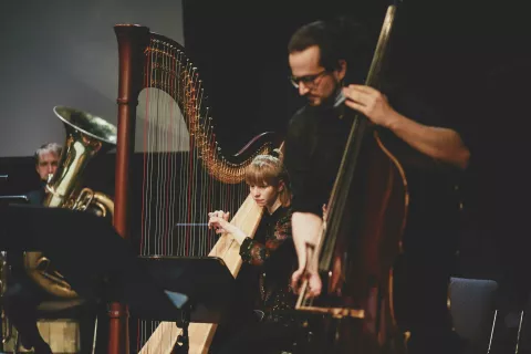 V okviru Inštituta.abeceda snujejo in izvajajo nove skladbe mladih avtorjev. / Foto: Nina Pernat