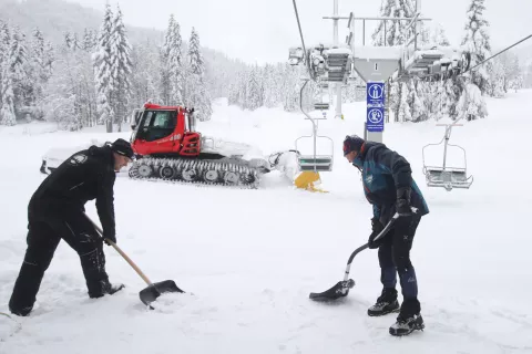 smuči&scaron;če Sori&scaron;ka planina priprava smuči&scaron;ča smučanje sneg ratrak Sorica / Foto: Gorazd Kavčič