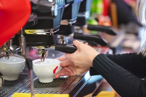 Delo v gostinstvu med &scaron;tudenti in dijaki pogosto velja za &raquo;neugledno&laquo;, zato se delodajalci na tem področju srečujejo z velikimi zaposlitvenimi stiskami. / Foto: Nik Bertoncelj