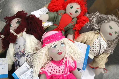 Punčke iz cunj na donatorje čakajo na Po&scaron;ti Radovljica. / Foto: Gorazd Kavčič