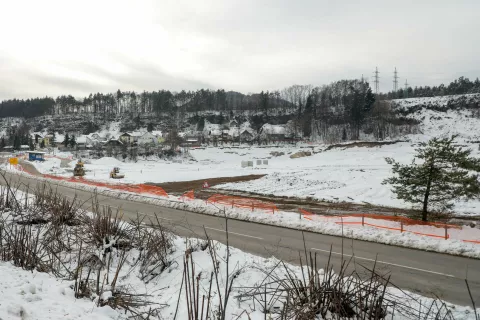 Zaključuje se sanacija nekdanje asfaltne baze v Podrebru, ker je zdaj predviden poslovno-stanovanjski objekt. / Foto: Tina Dokl