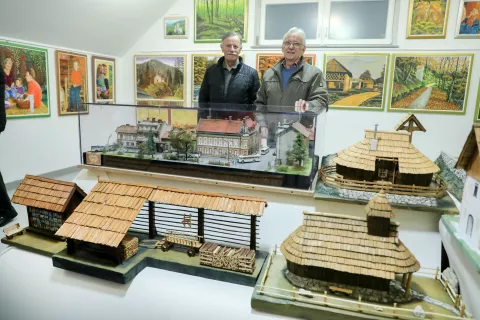 Avtorja razstave maket Franci Markovec (levo) in Avgust Starova&scaron;nik / Foto: Tina Dokl