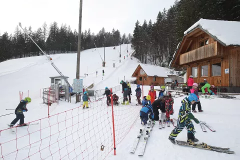 smučišče Rudno občina Železniki začetek obratovanja smučišče za otroke mladi smučarji / Foto: Gorazd Kavčič