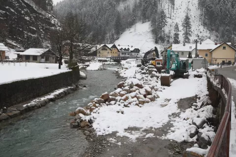 protipoplavna zaščita gradnja obnova most proti Smolevi Racovnik gradnja obvoznice Selška sora občina Železniki / Foto: Gorazd Kavčič