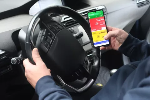 mobilni telefon vožnja z avtomobilom volan kazen prometna nesreča / Foto: Gorazd Kavčič