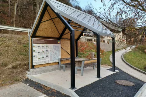 Zadnji od 25 projektov, ki so jih izvedli v okviru participativnega proračuna za pretekli dve leti, je bila postavitev nadstre&scaron;nice v Podnartu, kjer otroci čakajo na &scaron;olski avtobus.