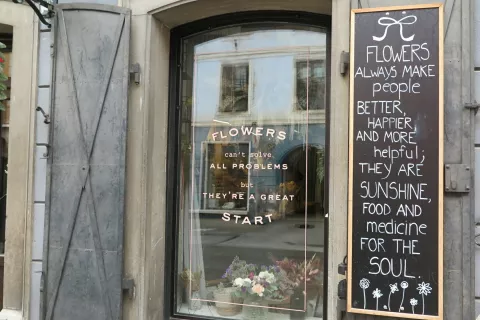 Trgovinica Sanjski šopek v starem mestnem jedru Škofje Loke kupce vabi tudi z napisi v angleščini. / Foto: Vilma Stanovnik