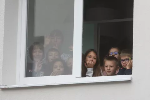 Otroci komaj čakajo na novo igri&scaron;če. / Foto: Gorazd Kavčič