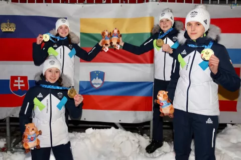 Naše smučarske skakalke z zlati odličji. / Foto: Oks