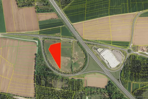 Zemlji&scaron;če, na katerem bi potekalo prekladanje odpadkov, leži znotraj avtocestnega priključka Kranj vzhod. / Foto: Vir: GURS