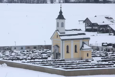 Po razglasitvi pokopali&scaron;ke kapele sv. Križa za kulturni spomenik bo Župnija Selca na razpisu ministrstva za kulturo sku&scaron;ala pridobiti sredstva za obnovo notranjosti objekta. / Foto: Gorazd Kavčič