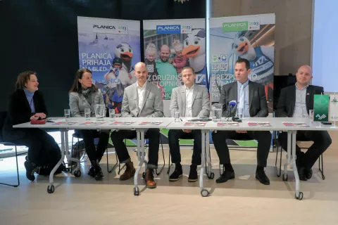 Romana Purkart, Nata&scaron;a Albreht, Jure Ajdi&scaron;ek, Tomaž &Scaron;u&scaron;ter&scaron;ič, Anton Mežan in Tit Potočnik na novinarski konferenci v Medgeneracijskem centru Vezenine Bled / Foto: Tina Dokl