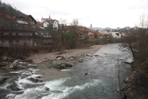 Pred sejo so se na mirnem protestu zbrali predstavniki civilne iniciative Varuhi Sore. / Foto: Gorazd Kavčič